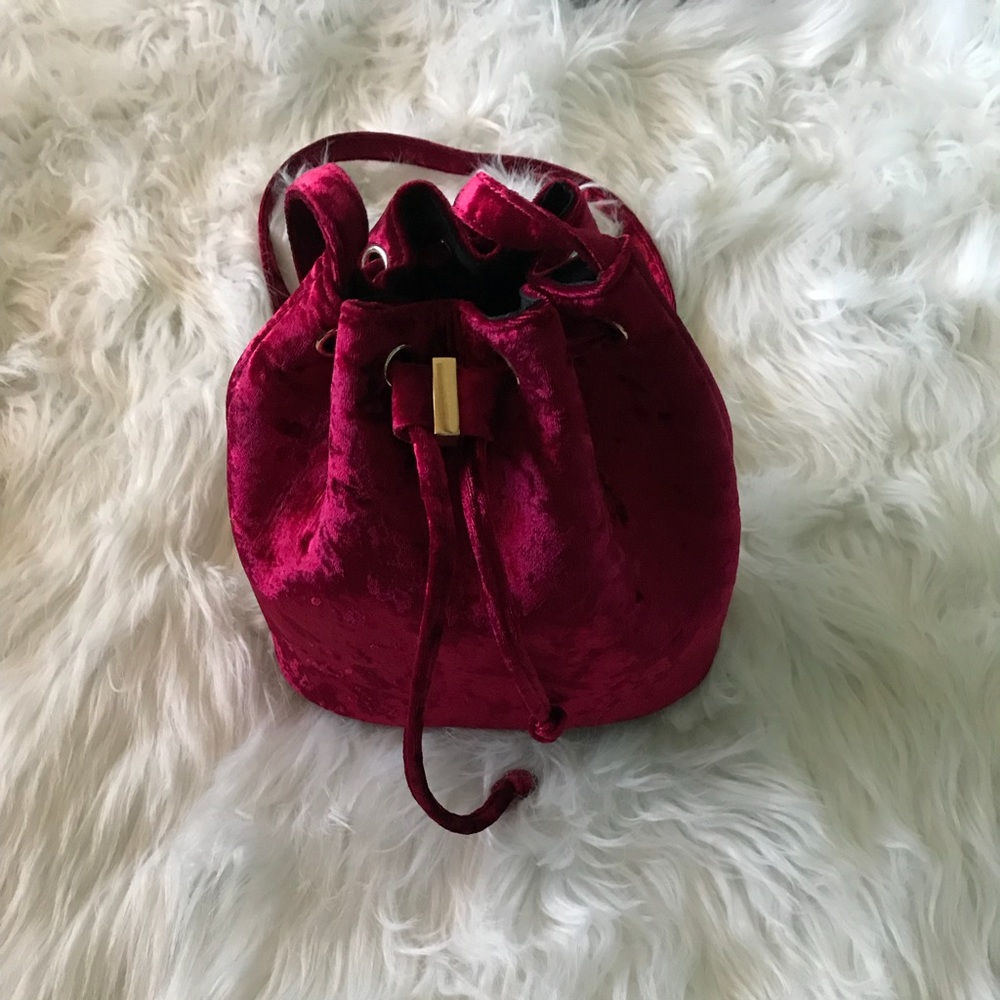 VELVET CROSSBODY BUCKET BAG